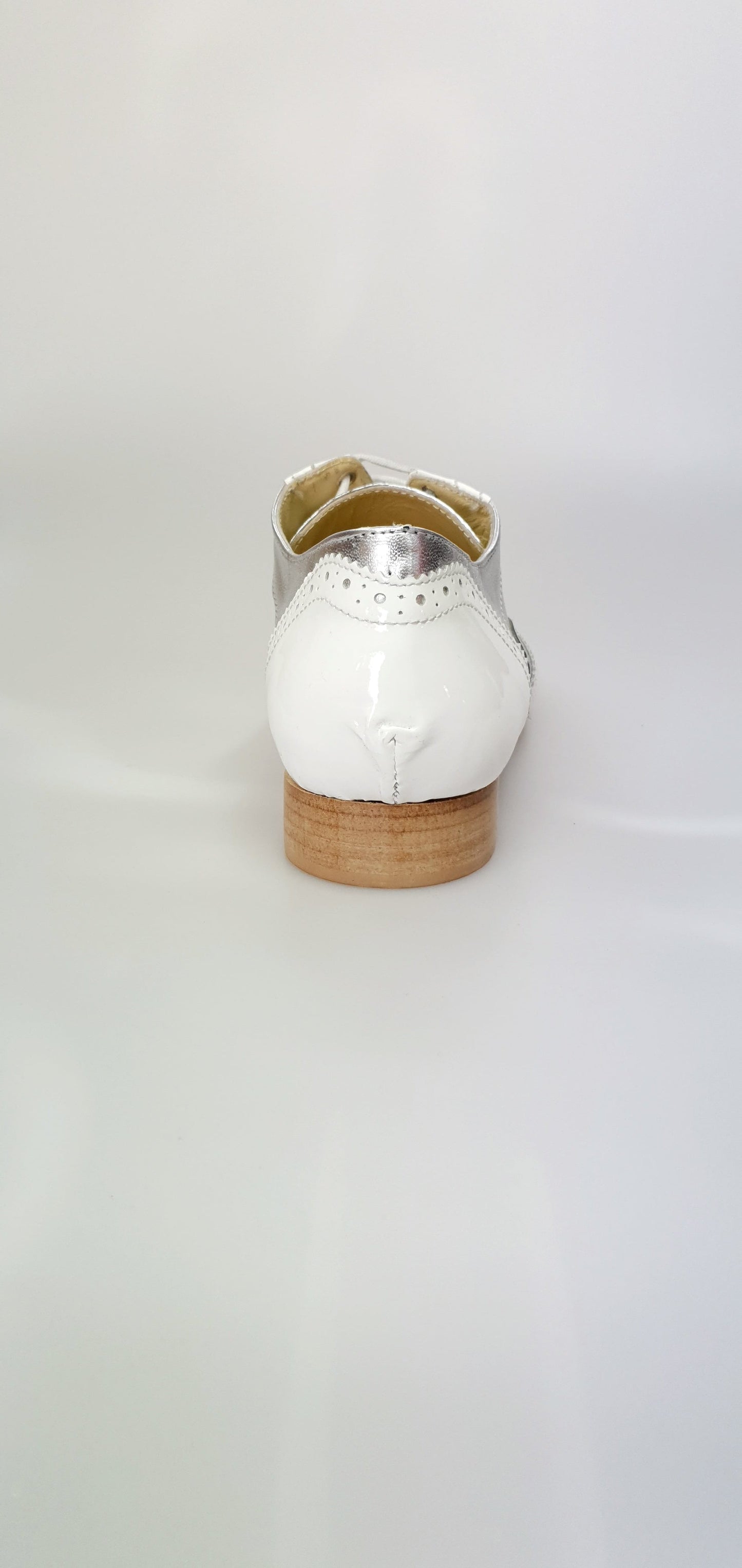 Scarpa stringata coda di rondine Wish Dance Shop in vernice bianca e pelle argento, forma tonda, stile Oxford Brogue.