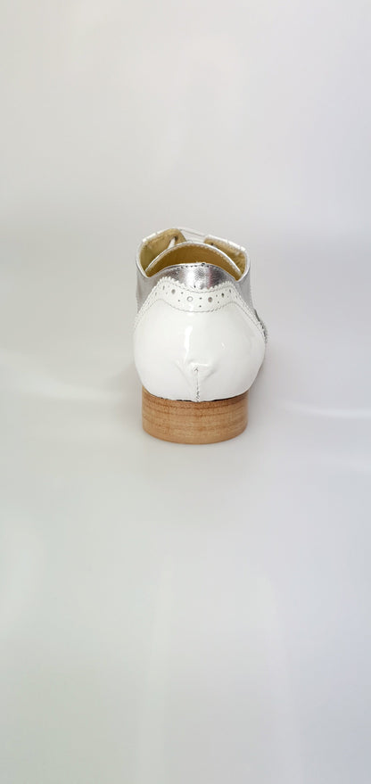 Scarpa stringata coda di rondine Wish Dance Shop in vernice bianca e pelle argento, forma tonda, stile Oxford Brogue.