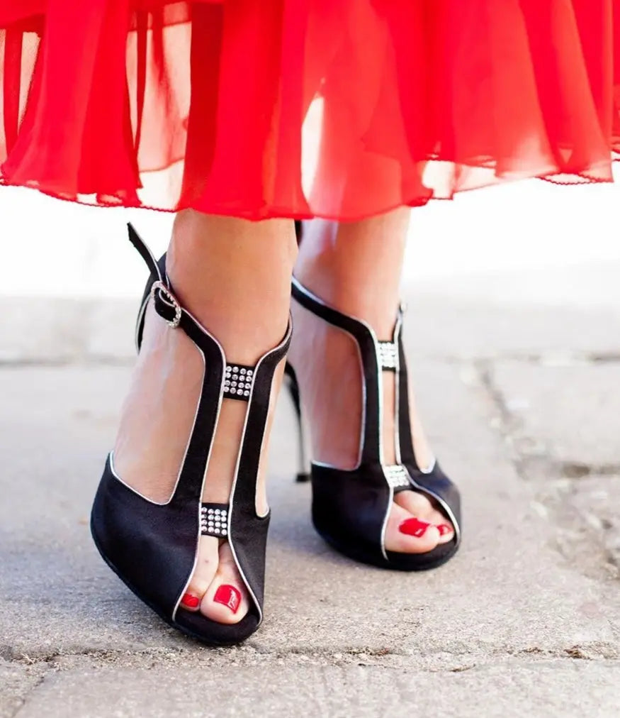 Scarpa da donna Wishdance ELIDE 401 in raso di seta nera con profili argentati e tacco a stiletto laminato argento.