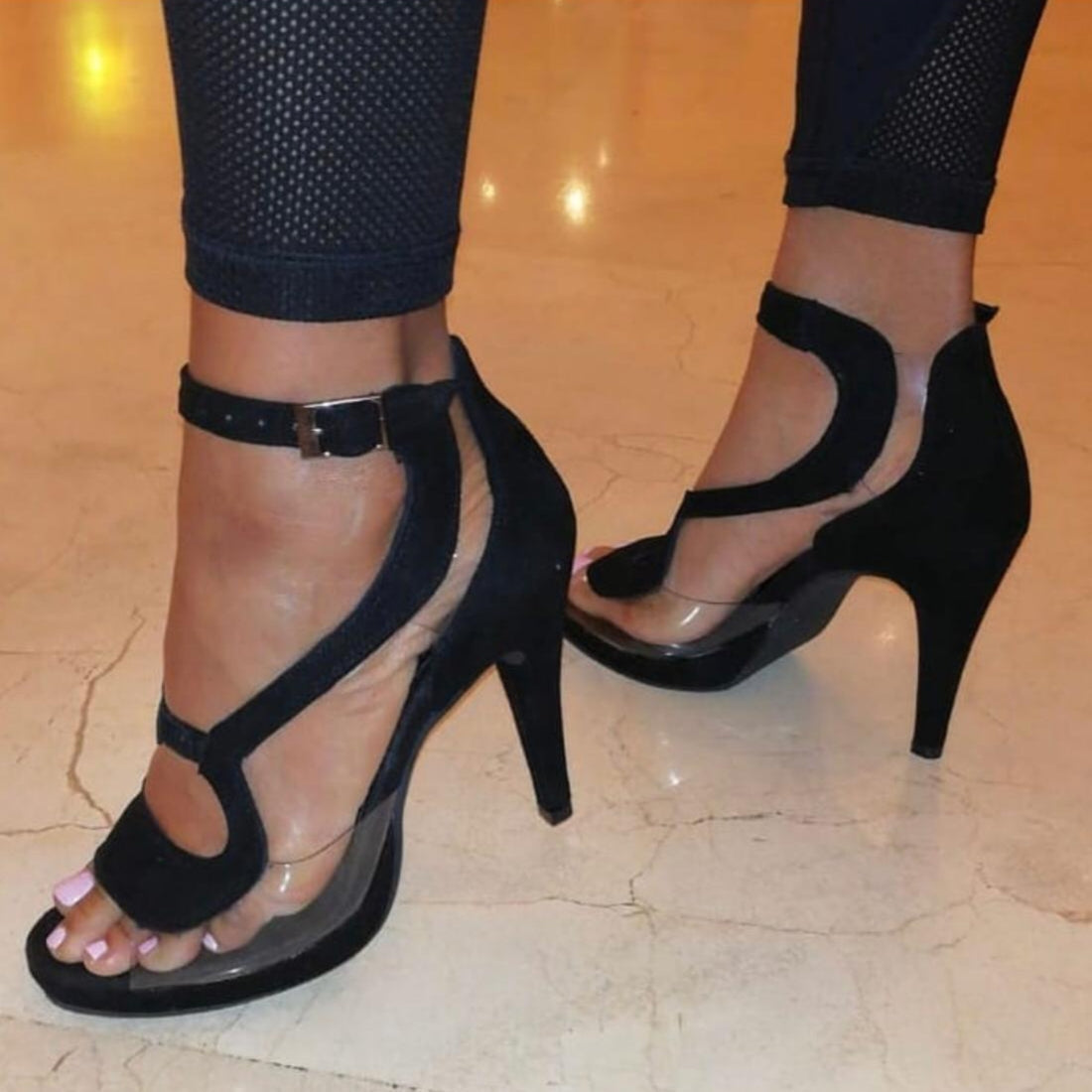Sandalo Angela PLT da donna in camoscio nero con parti in plexiglass, plateau con comfort flex e tacco a spillo largo.