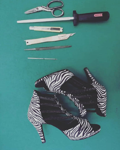 Sandalo donna Night Zebra Wish Dance Shop in camoscio nero, elastici, tacco rivestito in raso seta zebrato, tallone in raso seta zebrato