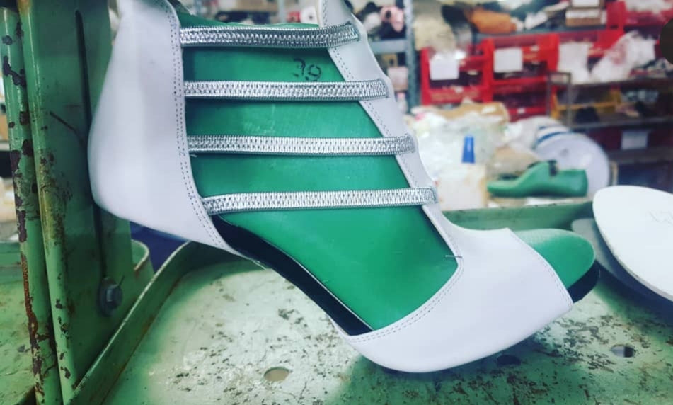 Sandalo donna MILITE Silver in pelle bianca con elastici argento e tacco a spillo laminato argento, scarpa elegante Wish Dance Shop