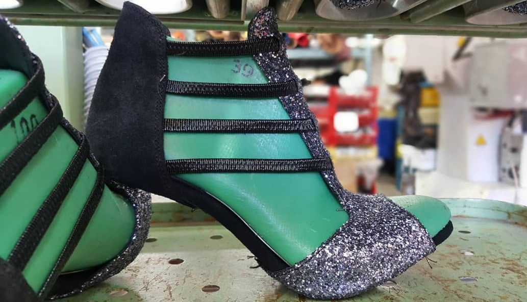 Sandalo London Kristall 460PW di Wish Dance Shop, cristallo nero, tallone in camoscio nero e tacco a spillo smaltato nero