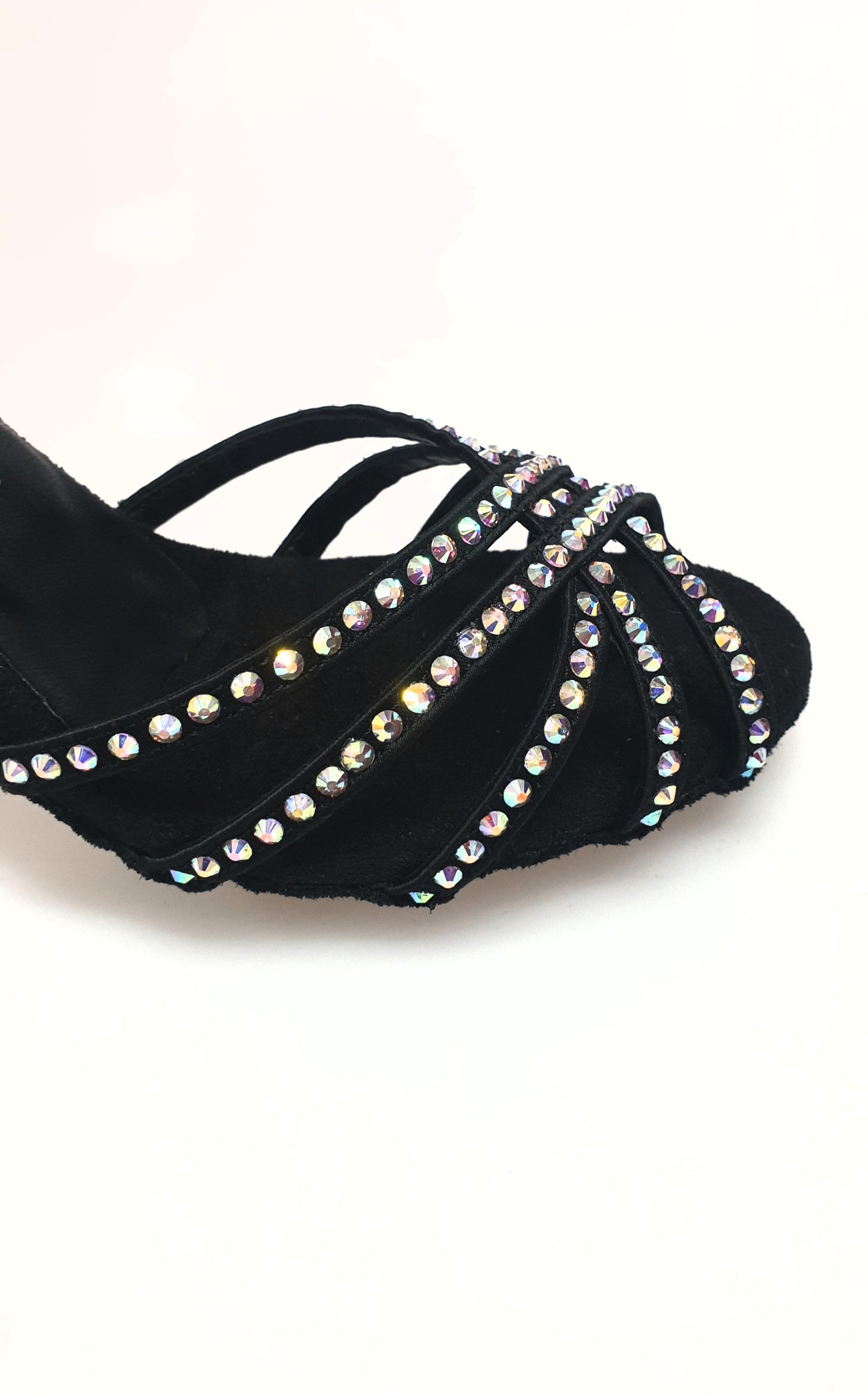Sandalo da donna LUENIA QB Plus in raso di seta nero, con cinturino incrociato, Swarovski e tacco rocchetto, stile elegante.