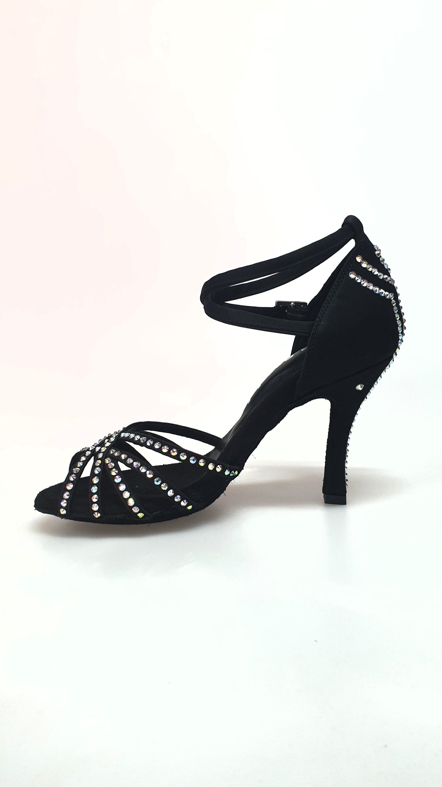 Sandalo da donna LUENIA QB Plus in raso nero con cinturino incrociato, dettagli Swarovski e tacco a rocchetto, di Wish Dance Shop