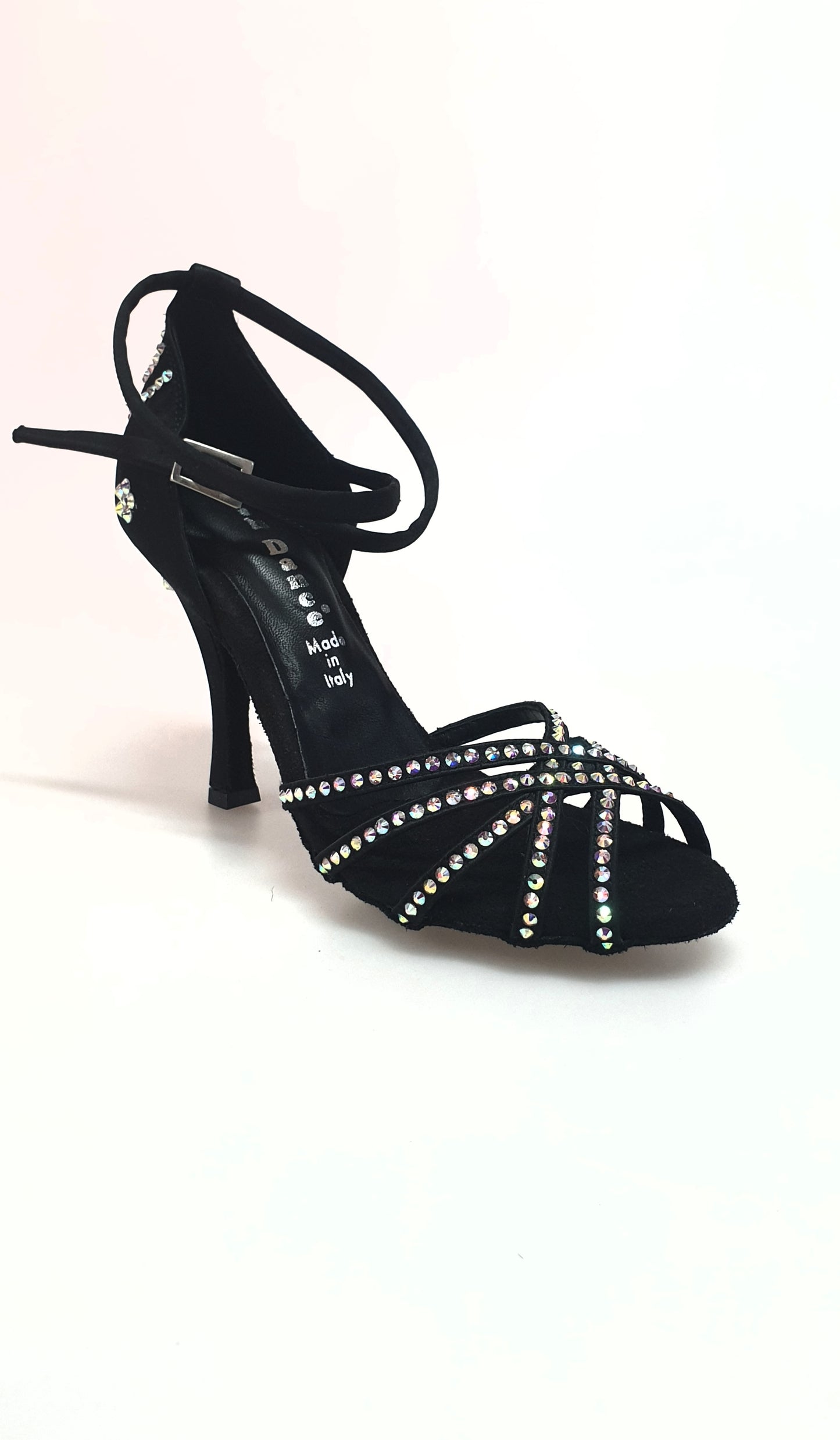 Sandalo da donna LUENIA QB Plus in raso nero con cinturino incrociato, dettagli Swarovski e tacco a rocchetto, da Wish Dance Shop.