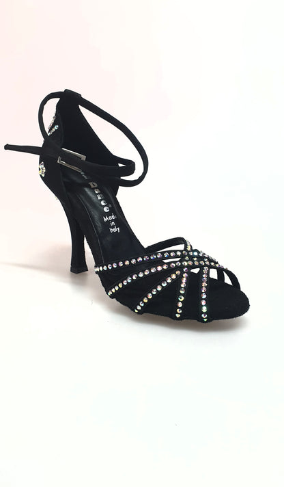 Sandalo da donna LUENIA QB Plus in raso nero con cinturino incrociato, dettagli Swarovski e tacco a rocchetto, da Wish Dance Shop.