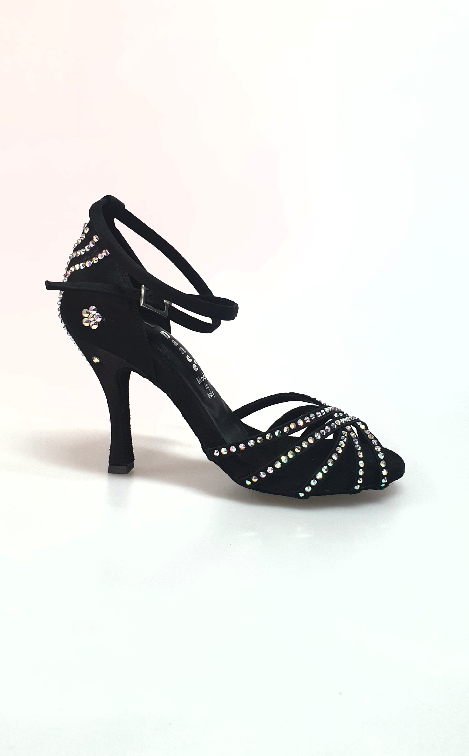 Sandalo da donna LUENIA QB Plus Wish Dance Shop in raso nero con cinturino incrociato, strisce, Swarovski e tacco a rocchetto.