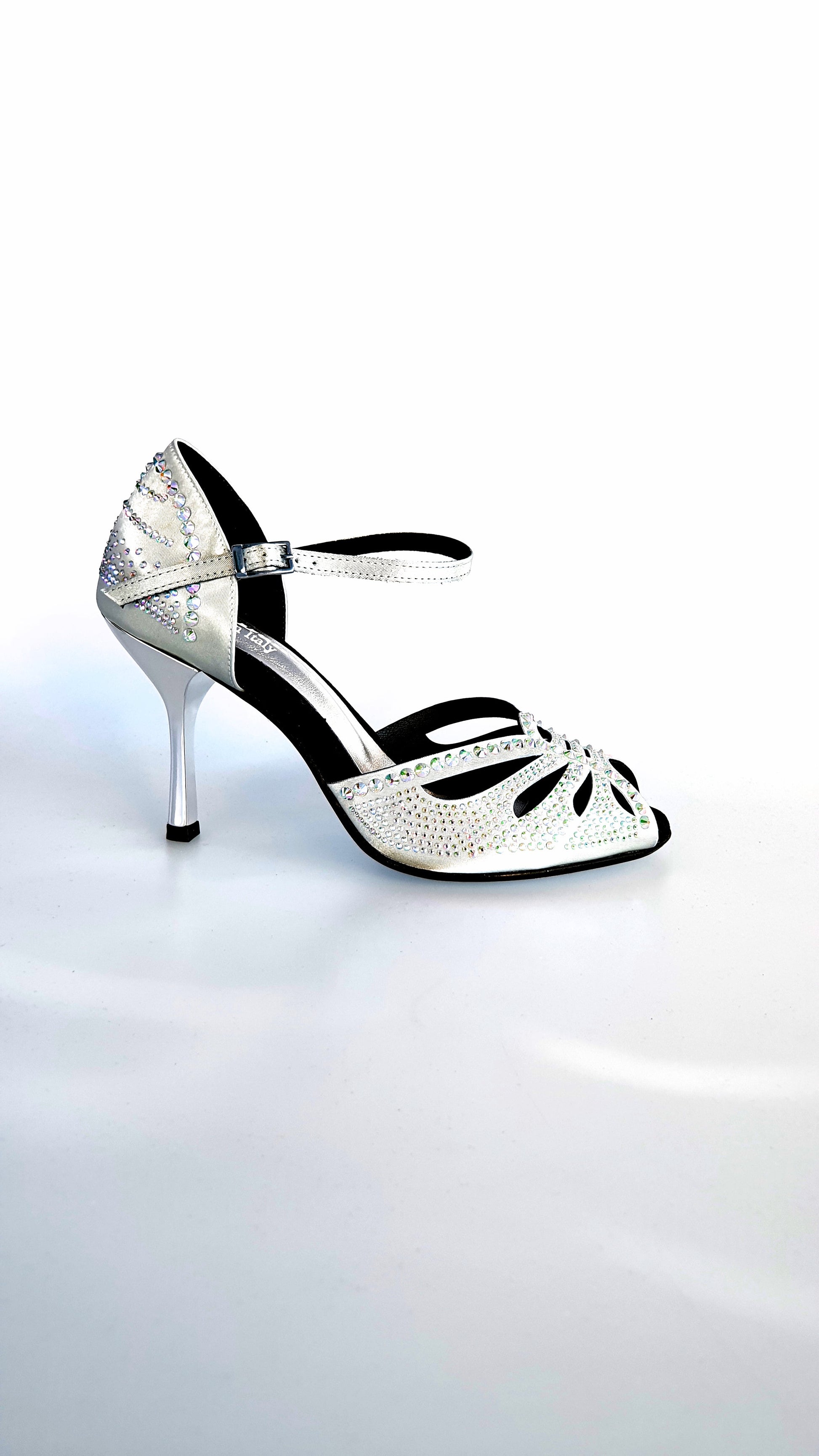 Scarpa da ballo Wish Dance Shop DADA Diamond QA in raso grigio argento con Swarovski Boreali e tacco stiletto laminato.