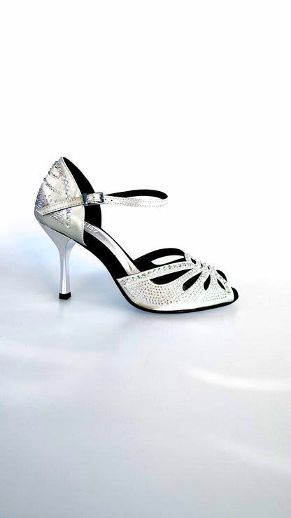 Scarpa da ballo Wish Dance Shop DADA Diamond QA in raso grigio argento con Swarovski Boreali e tacco stiletto laminato.
