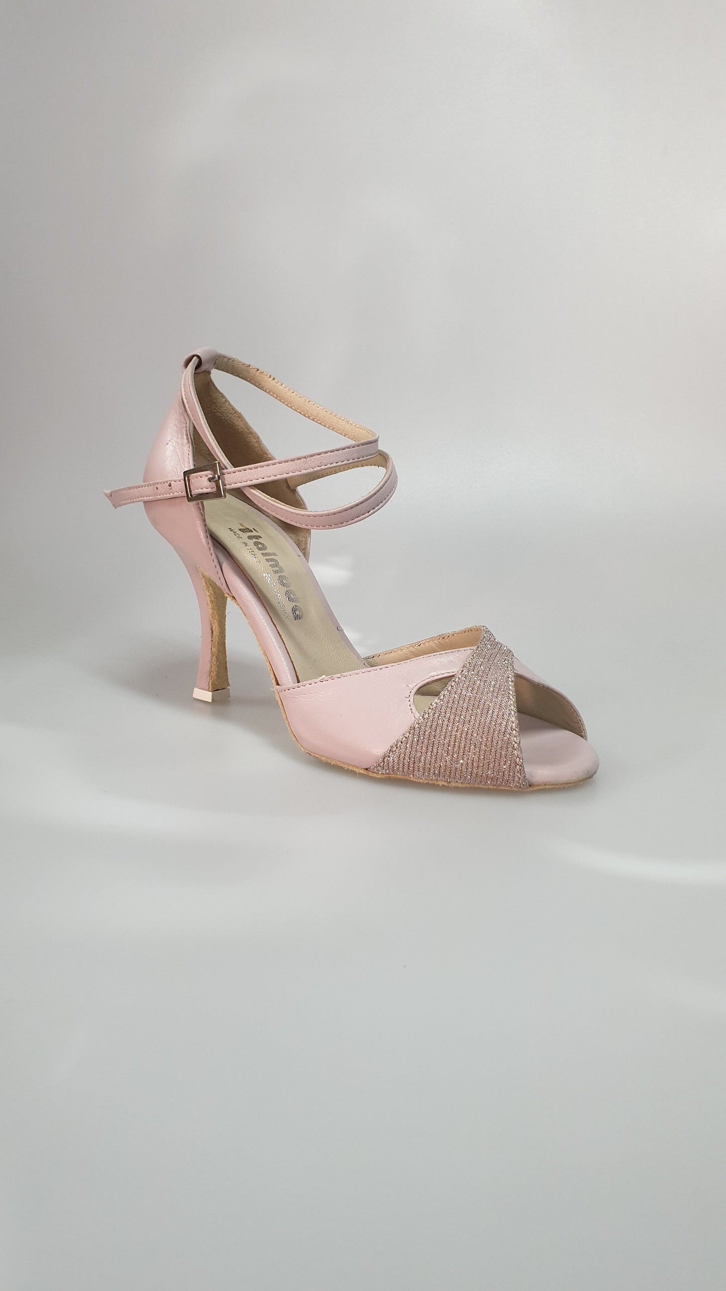 Sandalo con fascette in pelle rosa Fish rosa, scarpa Outlet, dettaglio delle fasce e finitura elegante.