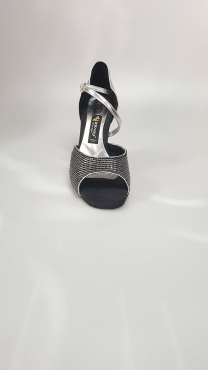 Scarpa 605 Trend Nero di marca Outlet, vista frontale con dettagli in nero e design moderno.