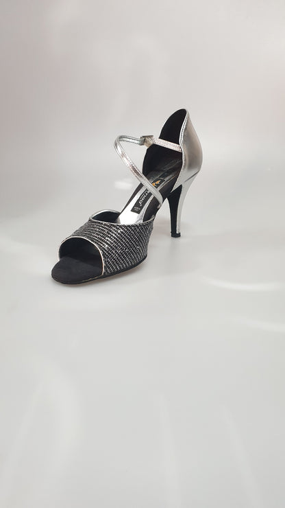 Scarpa nero 605 Trend Outlet con design moderno e dettagli eleganti, vista frontale dell'immagine.