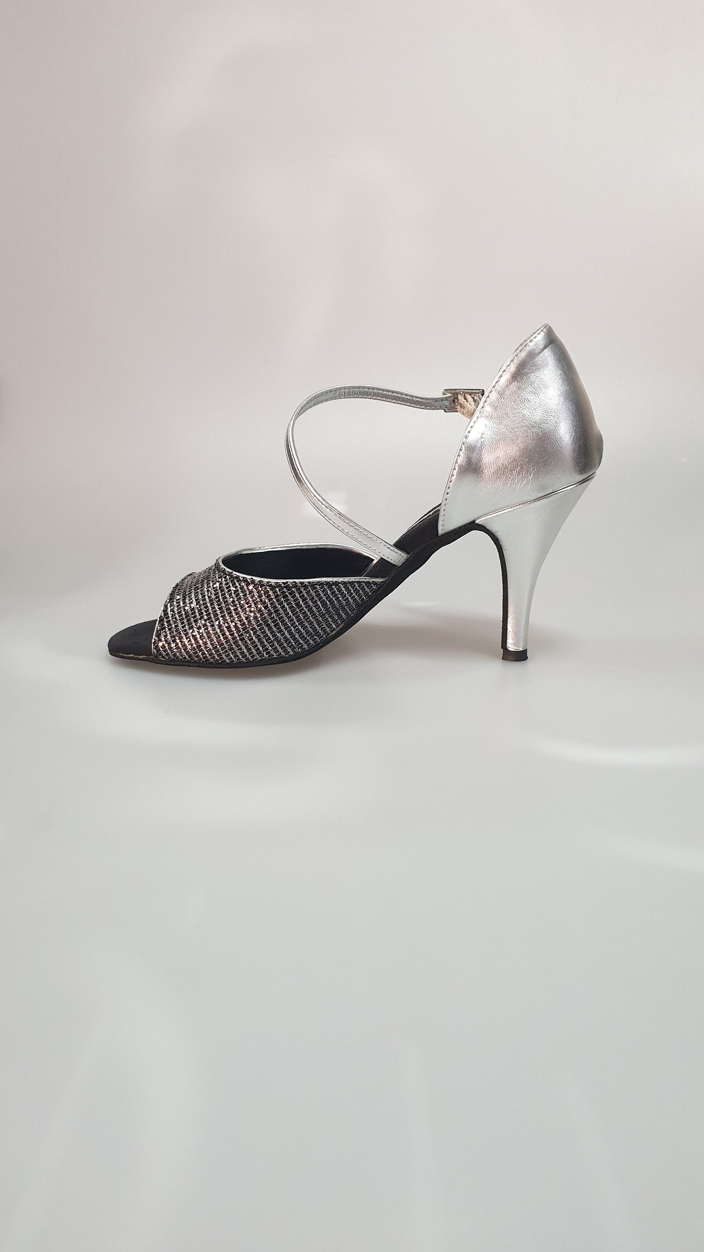Scarpa 605 Trend Nero di Outlet, in primo piano, con dettagli neri e design moderno, vista frontale.