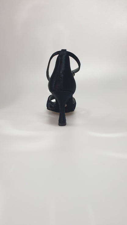 Scarpa Outlet 314H in raso nero senza rete con strisce e tacco a rocchetto, vista frontale e dettagli del design elegante.