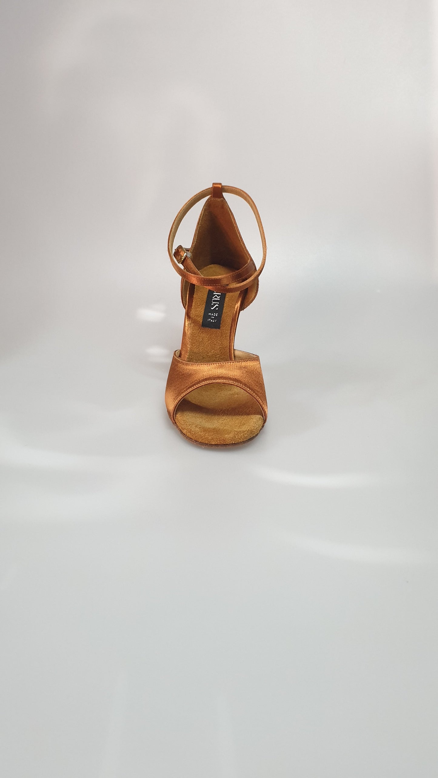 Scarpa in raso bronzo 304H con tacco a rocchetto, stile elegante e sofisticato, con dettagli lucidi e design raffinato.