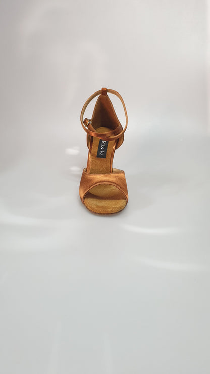 Scarpa in raso bronzo 304H con tacco a rocchetto, stile elegante e sofisticato, con dettagli lucidi e design raffinato.