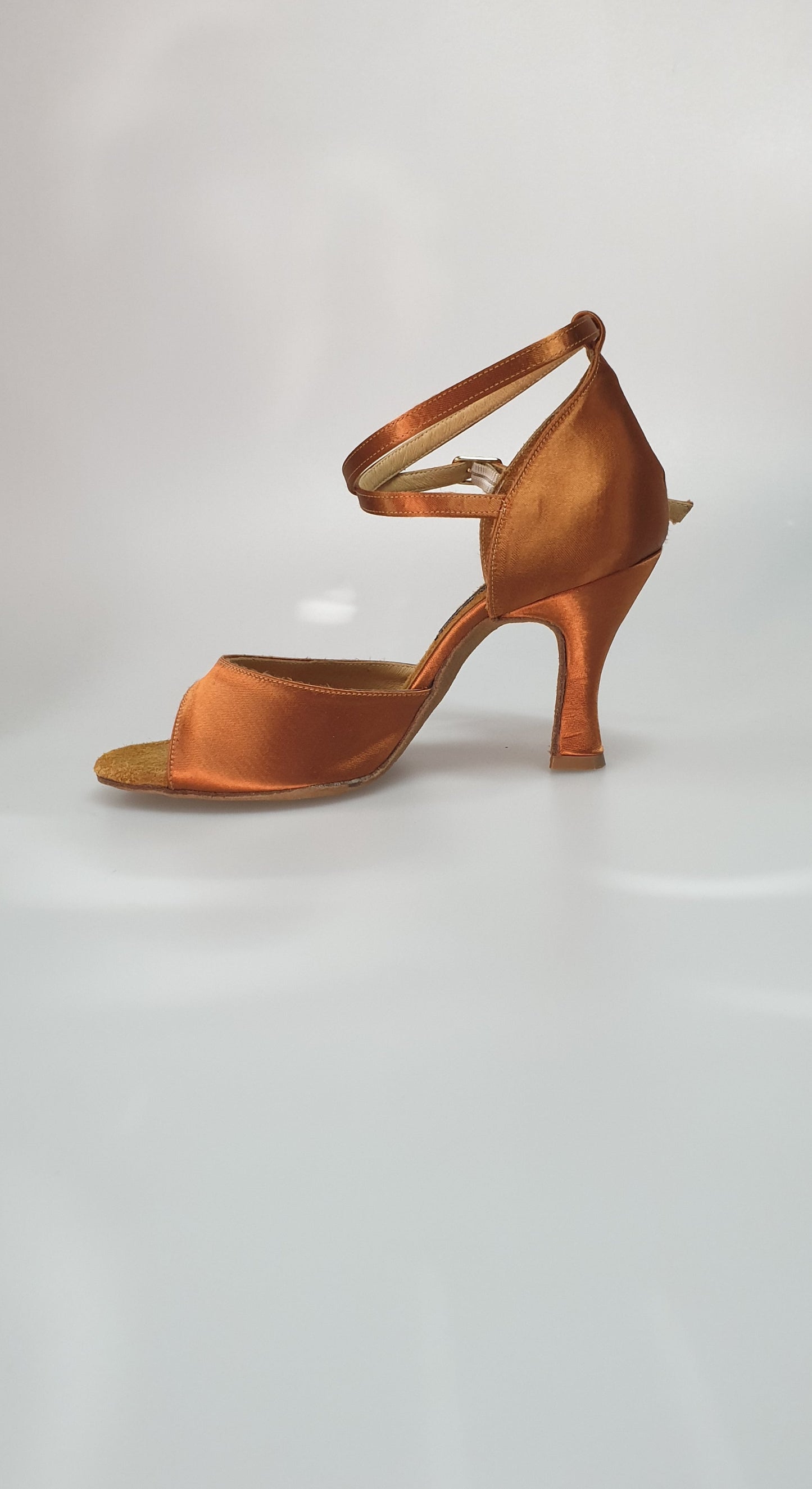 Scarpa in raso bronzo Outlet con tacco a rocchetto, stile elegante e raffinato, vista frontale della scarpa.