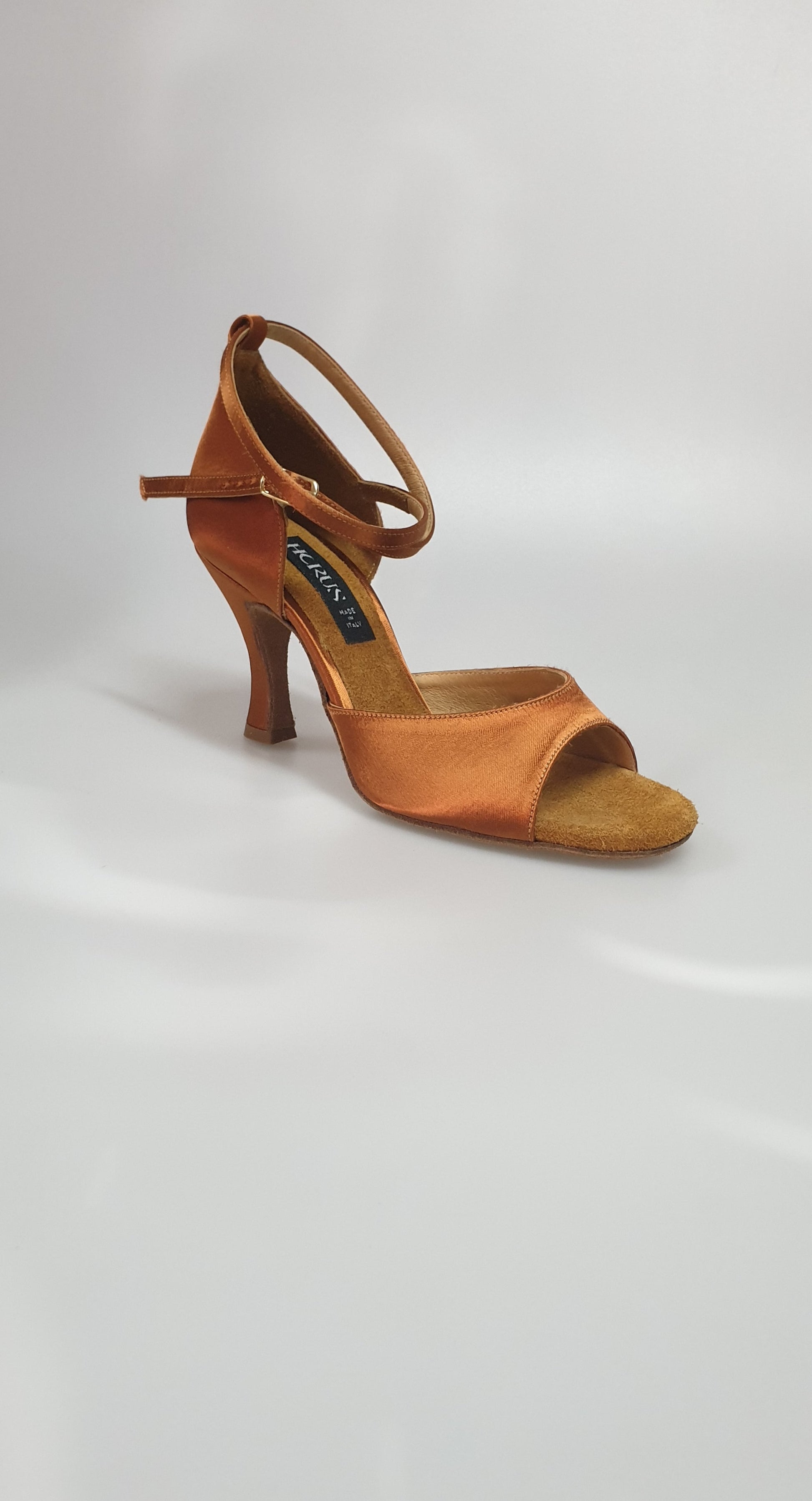 Scarpa in raso bronzo Outlet con tacco a rocchetto, elegante e sofisticata, visibile nella immagine.