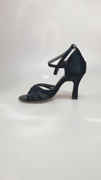 Scarpa Outlet 314H in raso nero senza rete con strisce e tacco a rocchetto, dettagli eleganti e sofisticati.