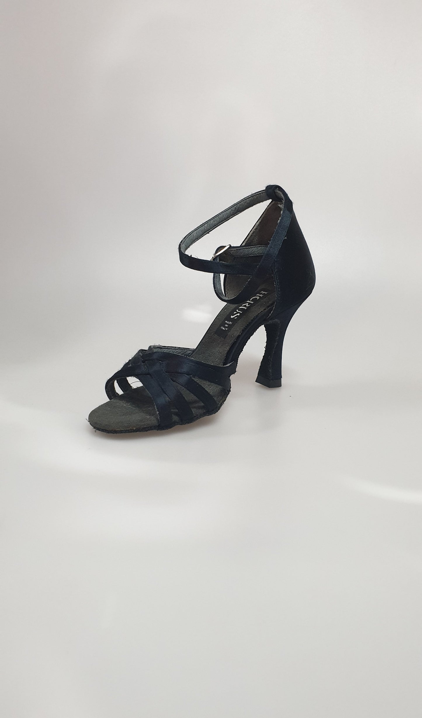 Scarpa Outlet 314H Raso Nero senza rete con strisce e tacco a rocchetto, vista frontale e dettagli visibili.