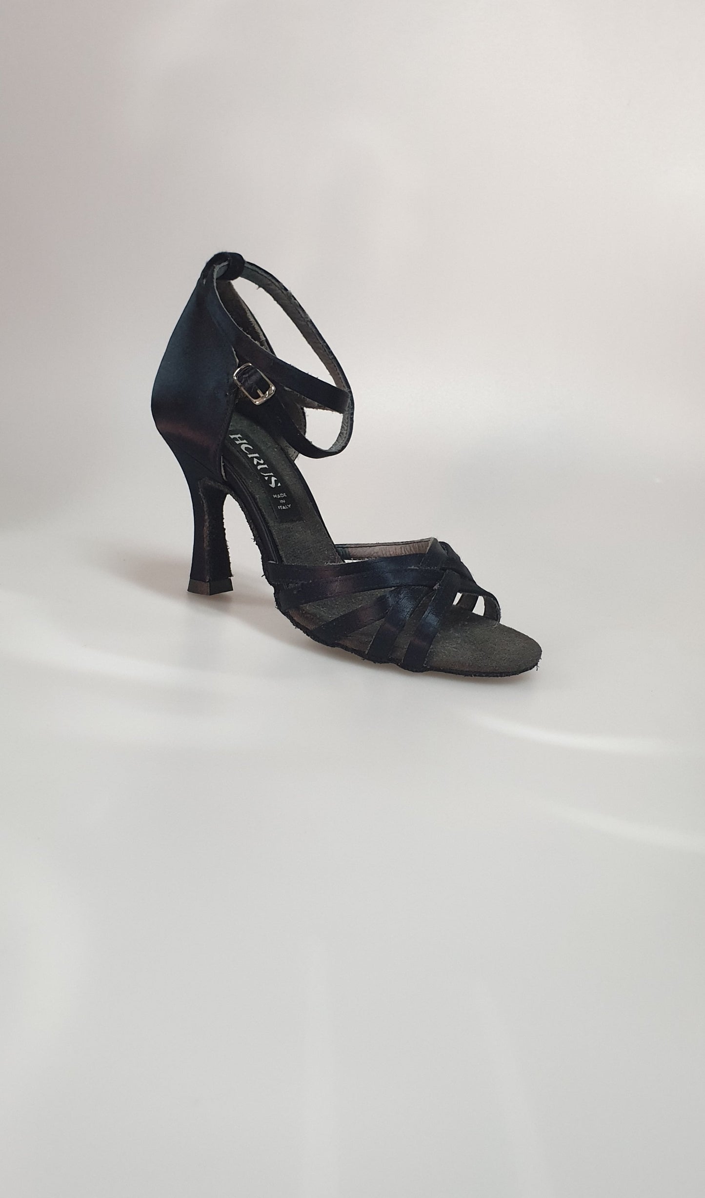 Scarpa Outlet 314H in raso nero senza rete con strisce e tacco a rocchetto, dettaglio elegante e raffinato.