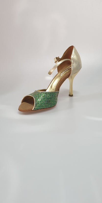 Scarpa verde 605 Trend Outlet, vista frontale con dettagli in tessuto e suola in gomma, stile casual e confortevole.