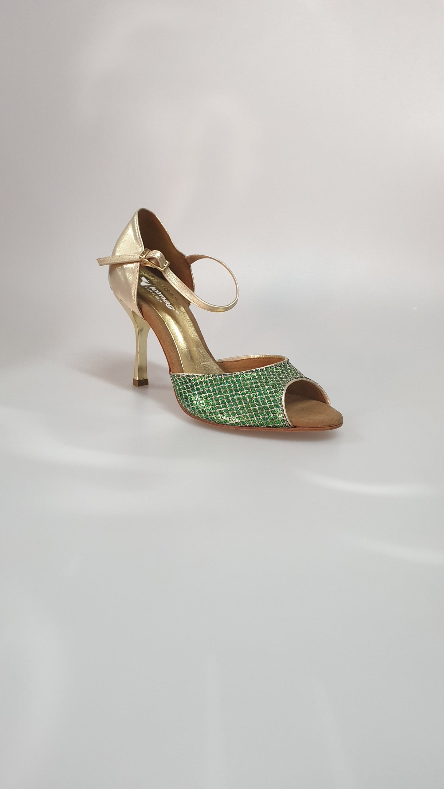 Scarpa 605 Trend Verde Outlet, vista frontale con dettagli in tessuto verde e suola bianca, scarpa casual da uomo.