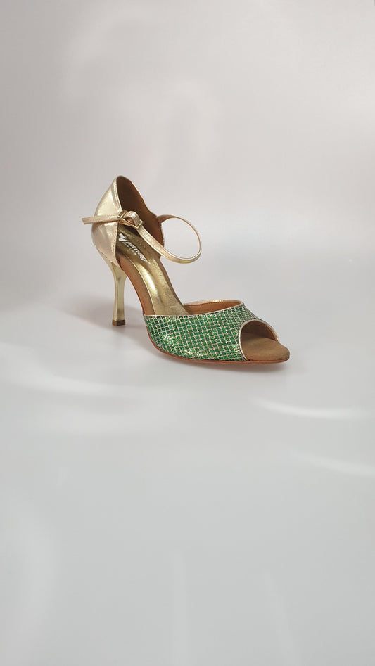 Scarpa 605 Trend Verde Outlet, vista frontale con dettagli in tessuto verde e suola bianca, scarpa casual da uomo.