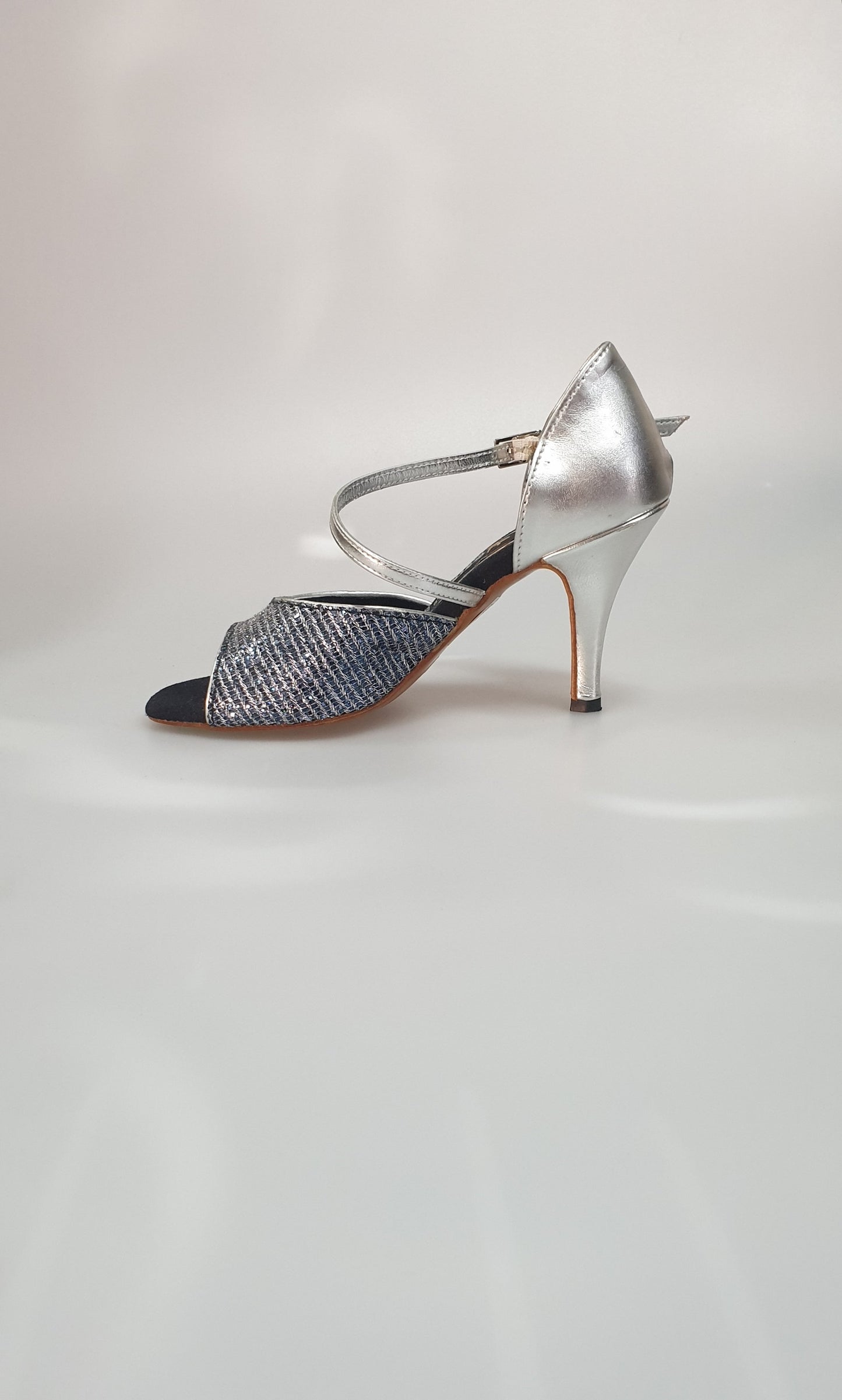Scarpa blu 605 Trend Outlet, stile casual con suola bianca e dettagli moderni, vista frontale e laterale.