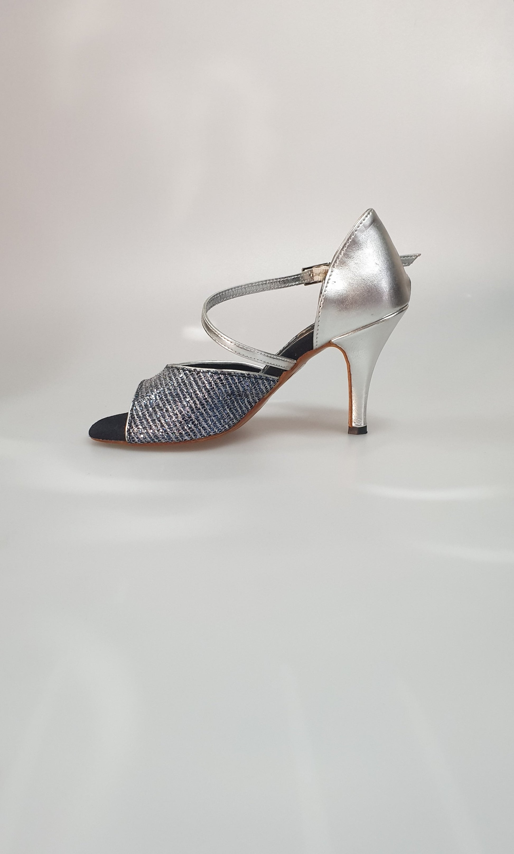 Scarpa blu 605 Trend Outlet, stile casual con suola bianca e dettagli moderni, vista frontale e laterale.