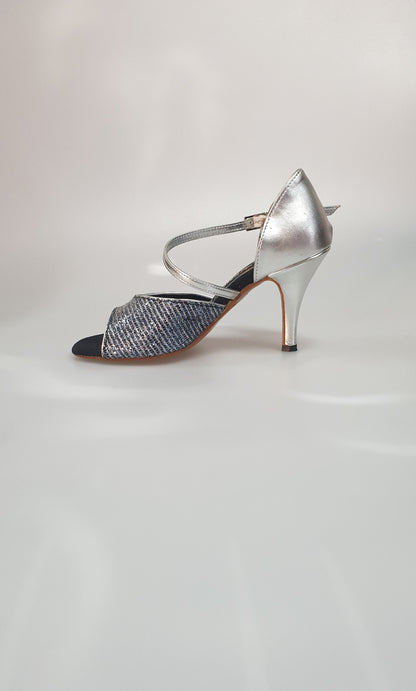 Scarpa blu 605 Trend Outlet, stile casual con suola bianca e dettagli moderni, vista frontale e laterale.