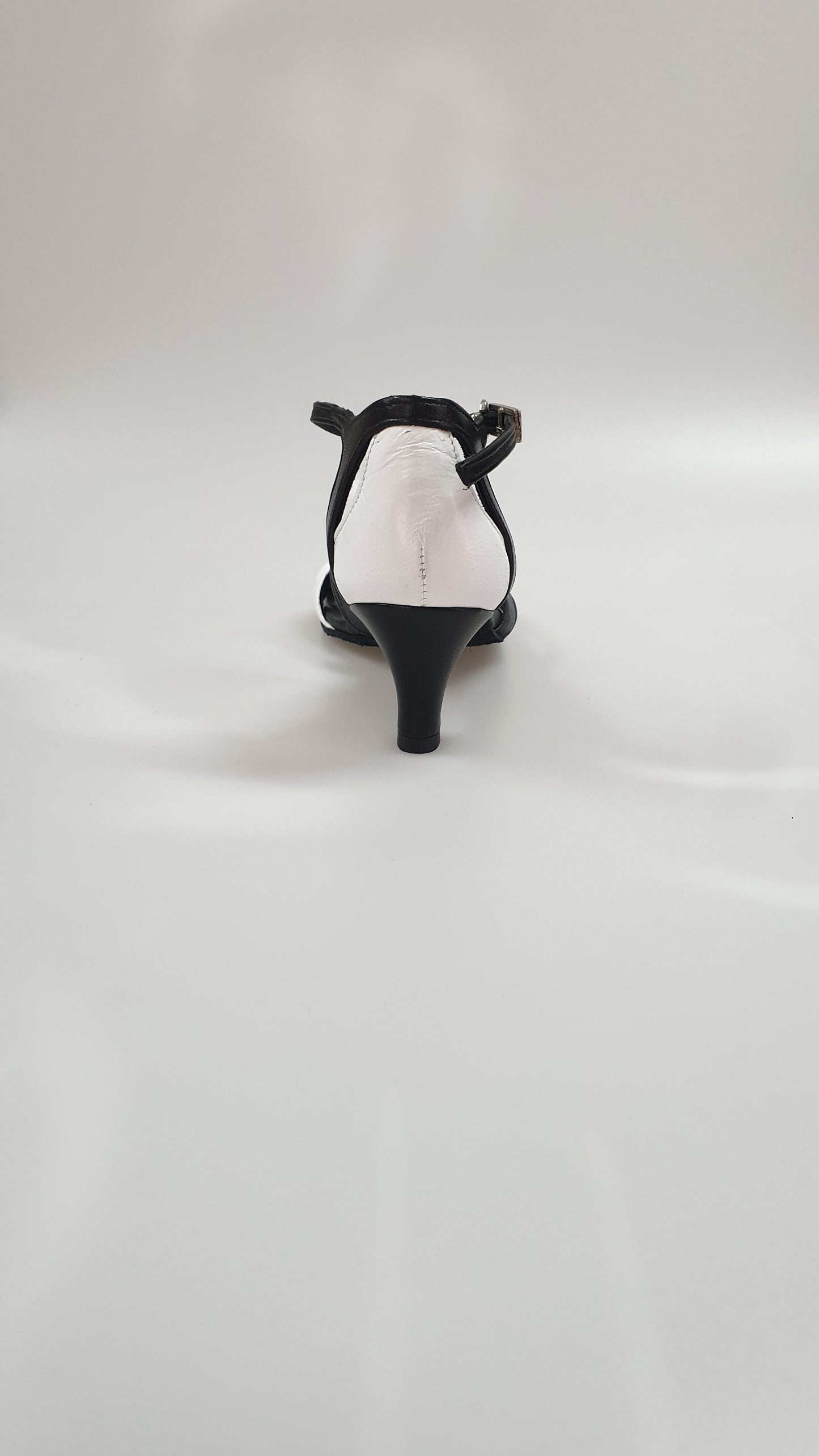 Scarpa da donna Outlet OndaVB in pelle bianca e nera, con design elegante e dettagli raffinati.