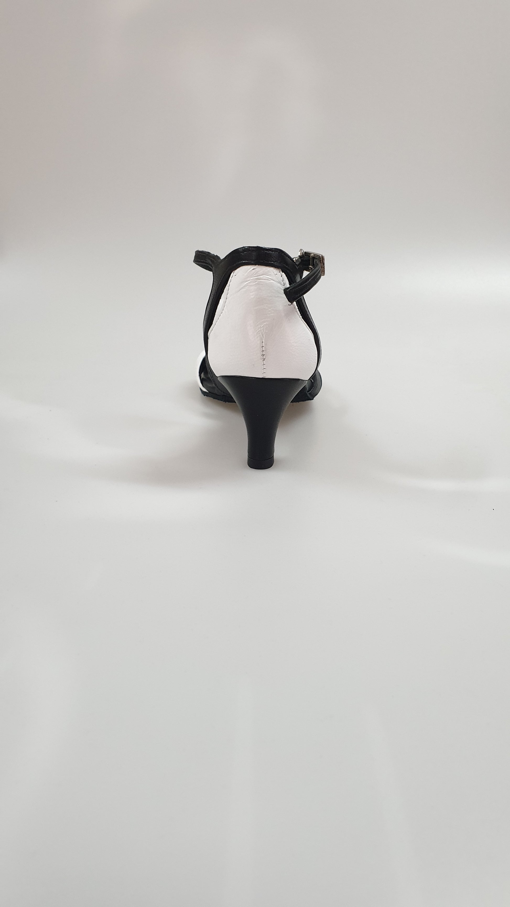 Scarpa da donna Outlet OndaVB in pelle bianca e nera, con design elegante e dettagli raffinati.