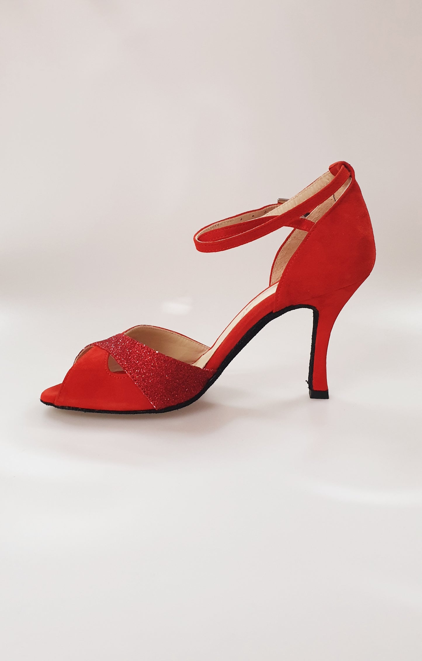 Scarpa in camoscio rosso e glitter rosso di Outlet, elegante e brillante, con dettagli raffinati e suola in gomma.