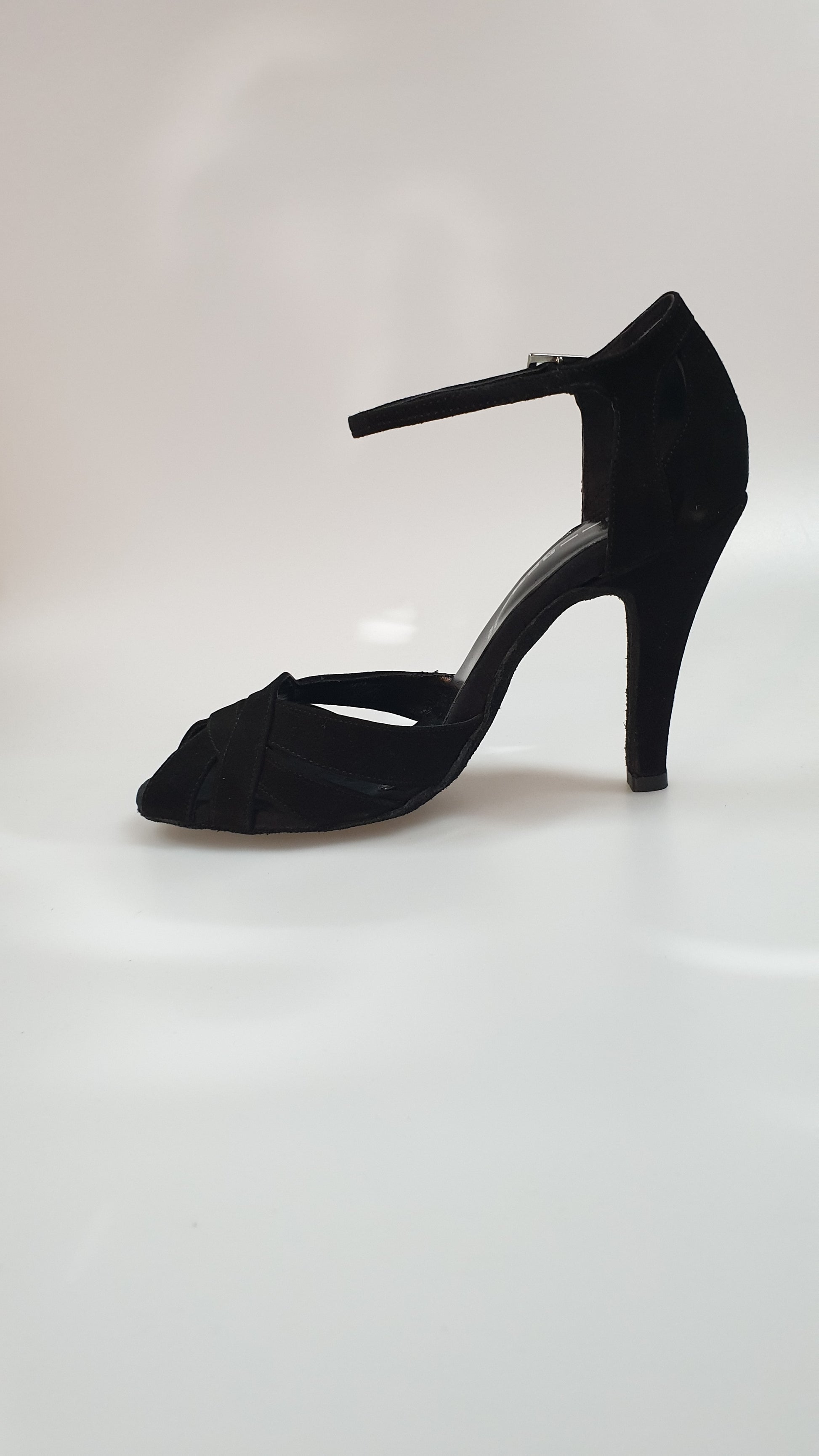 Scarpa in camoscio nero L52 Onda QA (B) con design elegante, vista frontale, dettagli morbidi e finitura di alta qualità.