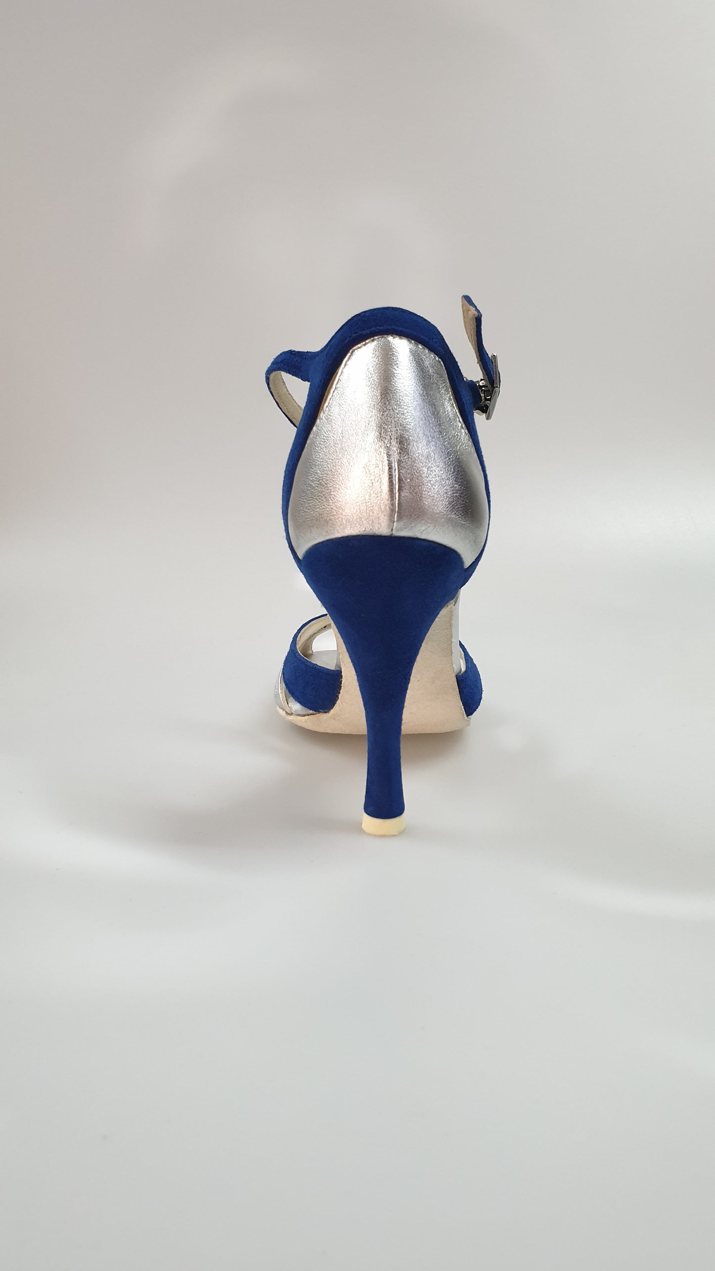 Scarpa da donna in camoscio blu royal e pelle argento, modello OndaVB, con design elegante e dettagli raffinati.