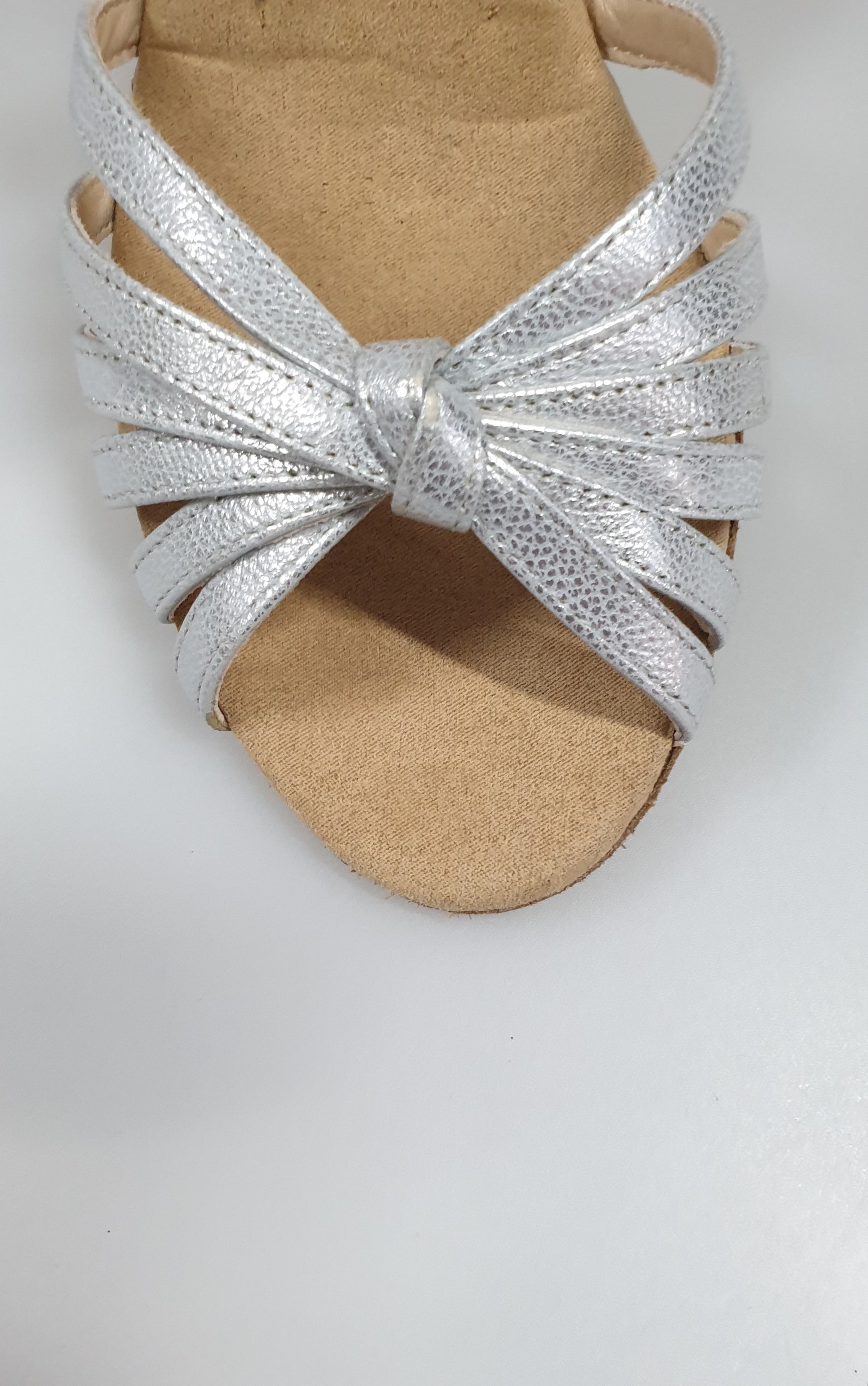 Scarpa con nodino in lamè argento 28QB Outlet, elegante e brillante, mostra dettagli della tomaia con riflessi metallici.