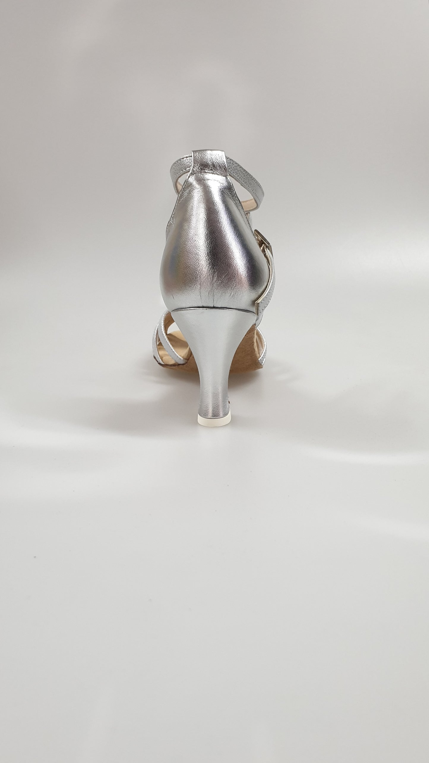 Scarpa con nodino in lamè argento 28QB, modello Outlet, dettagli lucidi e raffinati, ideale per occasioni eleganti.
