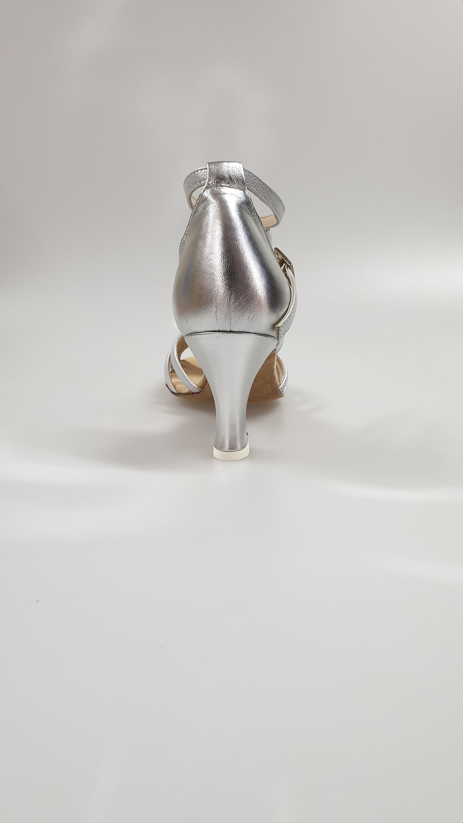 Scarpa con nodino in lamè argento 28QB, modello Outlet, dettagli lucidi e raffinati, ideale per occasioni eleganti.
