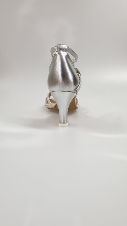 Scarpa con nodino in lamè argento 28QB, modello Outlet, dettagli lucidi e raffinati, ideale per occasioni eleganti.