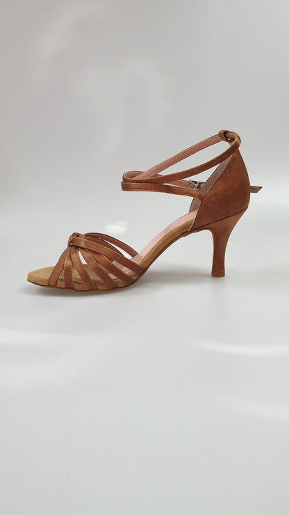 Scarpa con nodino in raso bronzo, modello 28QB V, in tessuto brillante e dettagli eleganti, ideale per occasioni speciali.
