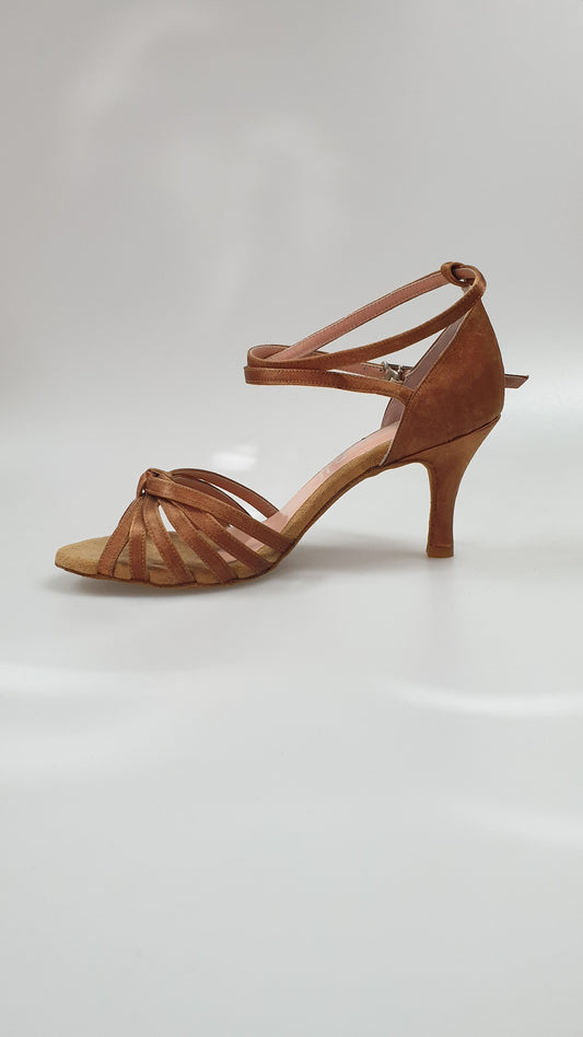 Scarpa con nodino in raso bronzo, modello 28QB V, in tessuto brillante e dettagli eleganti, ideale per occasioni speciali.