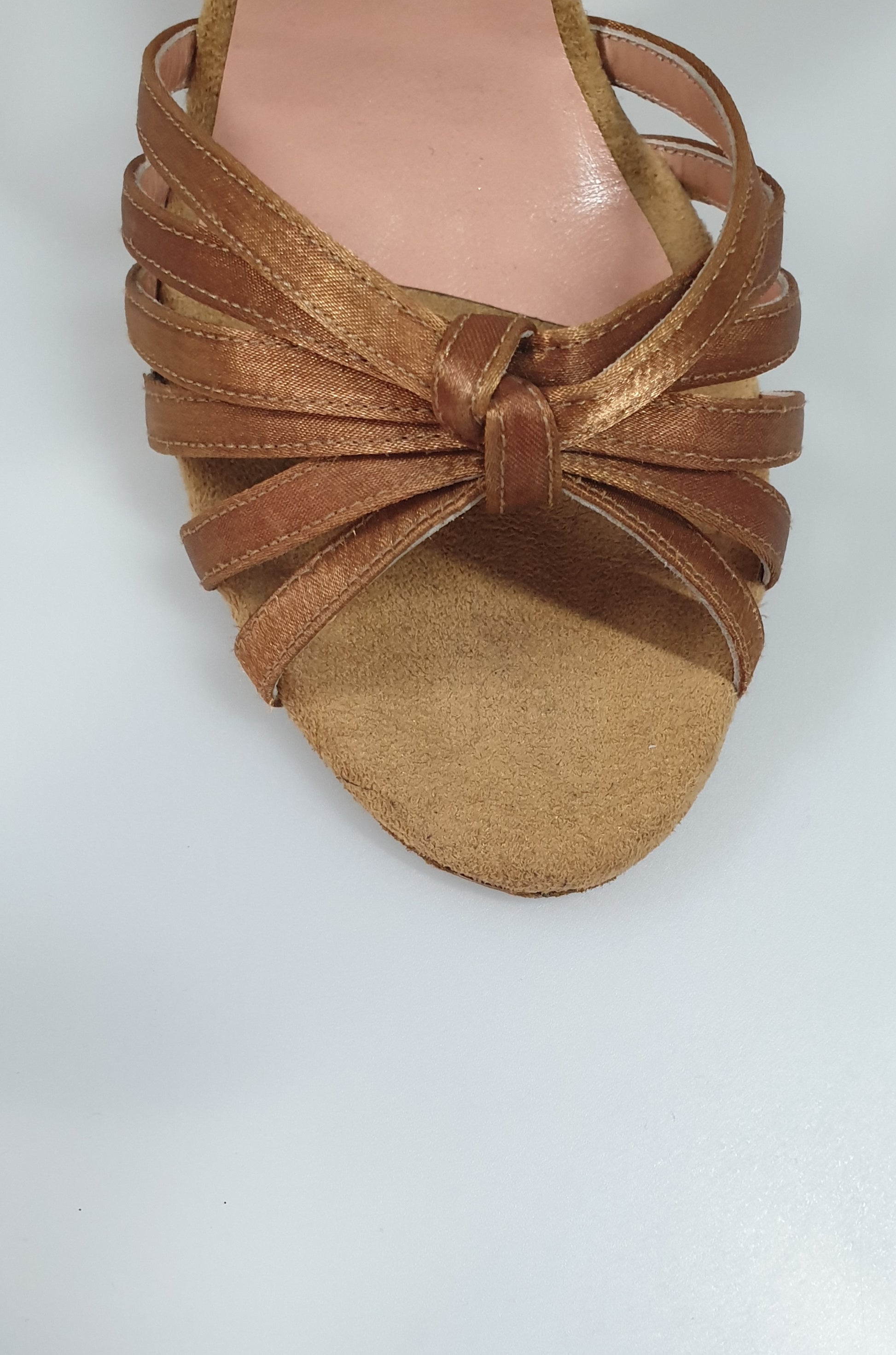 Scarpa con nodino in raso bronzo, modello 28QB V, di marca Outlet, con dettagli eleganti e finitura lucida.