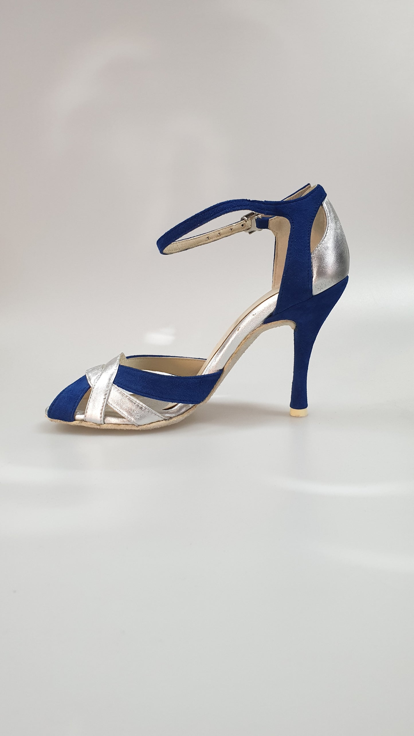 Scarpa da donna in camoscio blu royal e pelle argento, modello OndaVB, con design elegante e dettagli raffinati