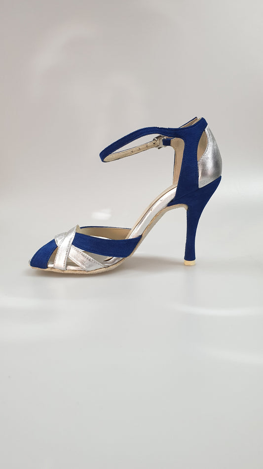 Scarpa da donna in camoscio blu royal e pelle argento, modello OndaVB, con design elegante e dettagli raffinati