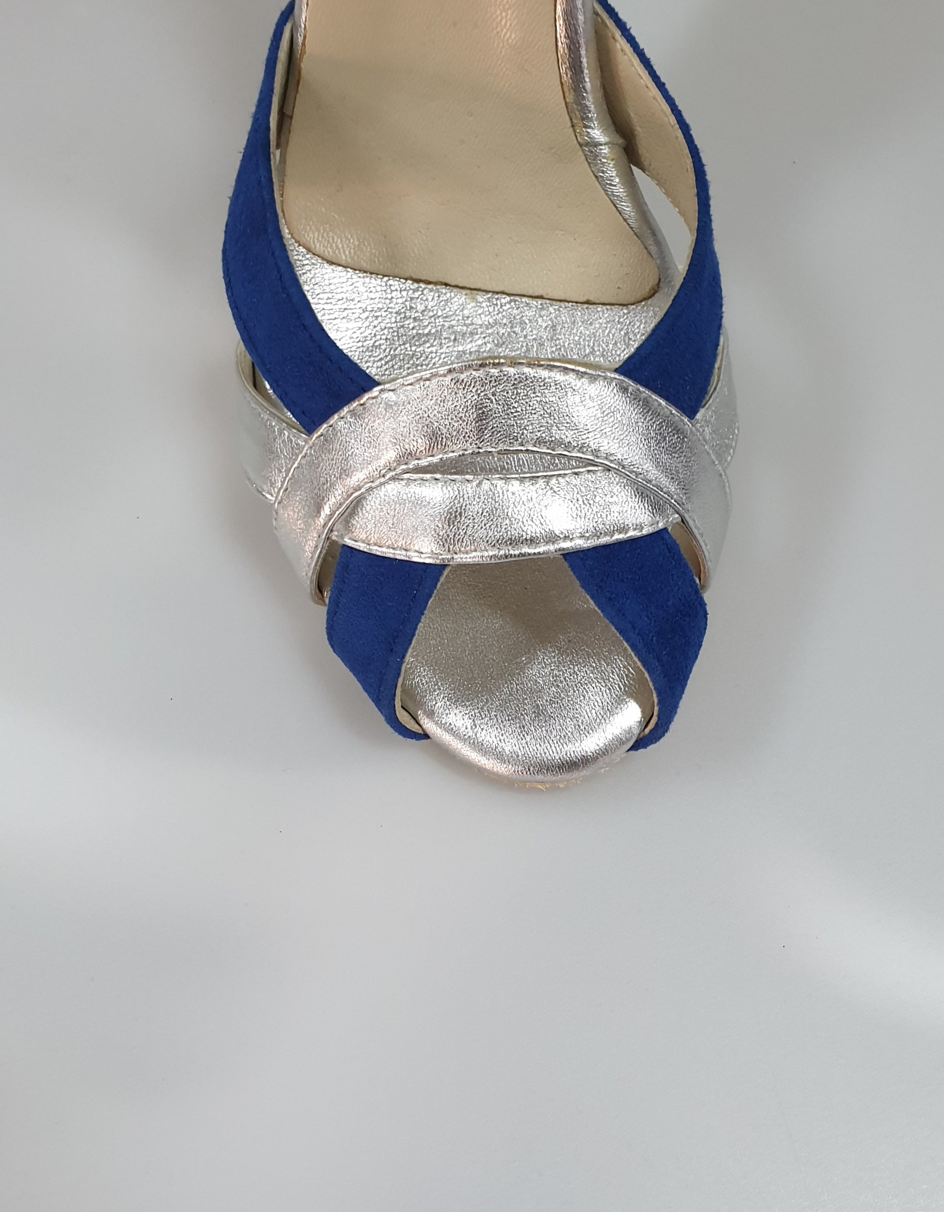 Scarpa da donna in camoscio blu royal e pelle argento, modello OndaVB, con design elegante e dettagli raffinati.