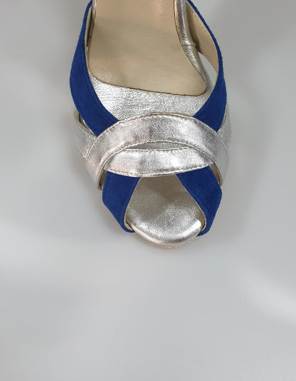 Scarpa da donna in camoscio blu royal e pelle argento, modello OndaVB, con design elegante e dettagli raffinati.