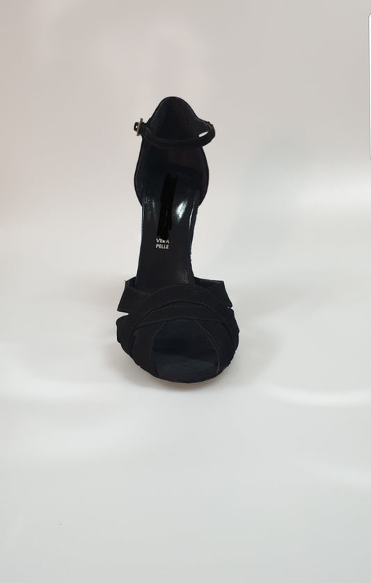 Scarpa in camoscio nero L52 Onda QA (B), vista frontale, con dettagli eleganti e finiture di alta qualità.