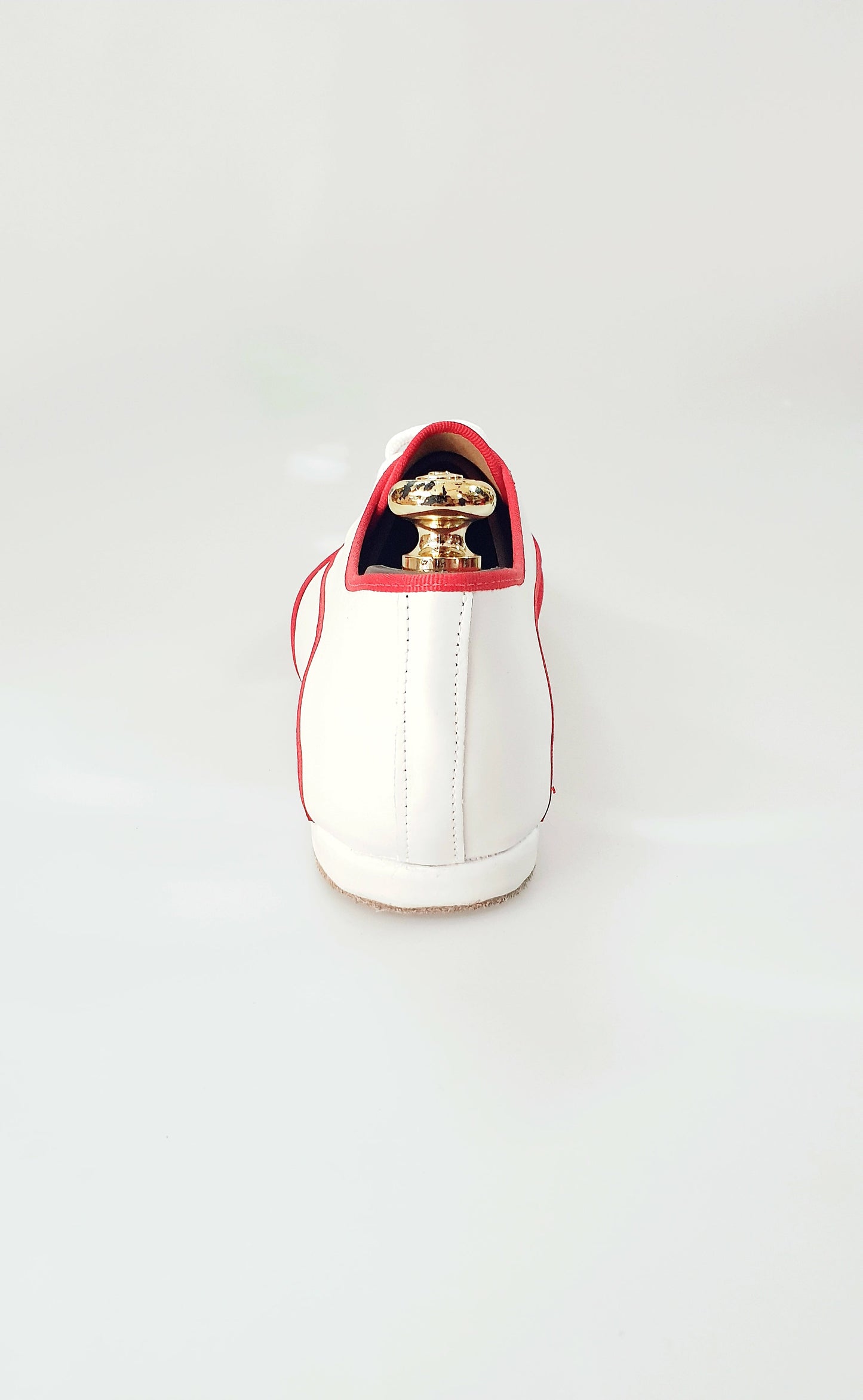 Scarpa jazz Billie Caribe in pelle bianca con profilo rosso, ideale per danza, con suola flessibile e design elegante.